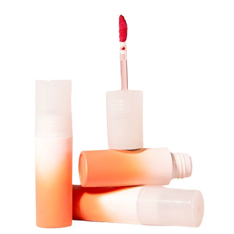 Nouvelle boue à lèvres été – Texture veloutée, fini mat doux et sensuel, non asséchant, longue tenue, teinte claire