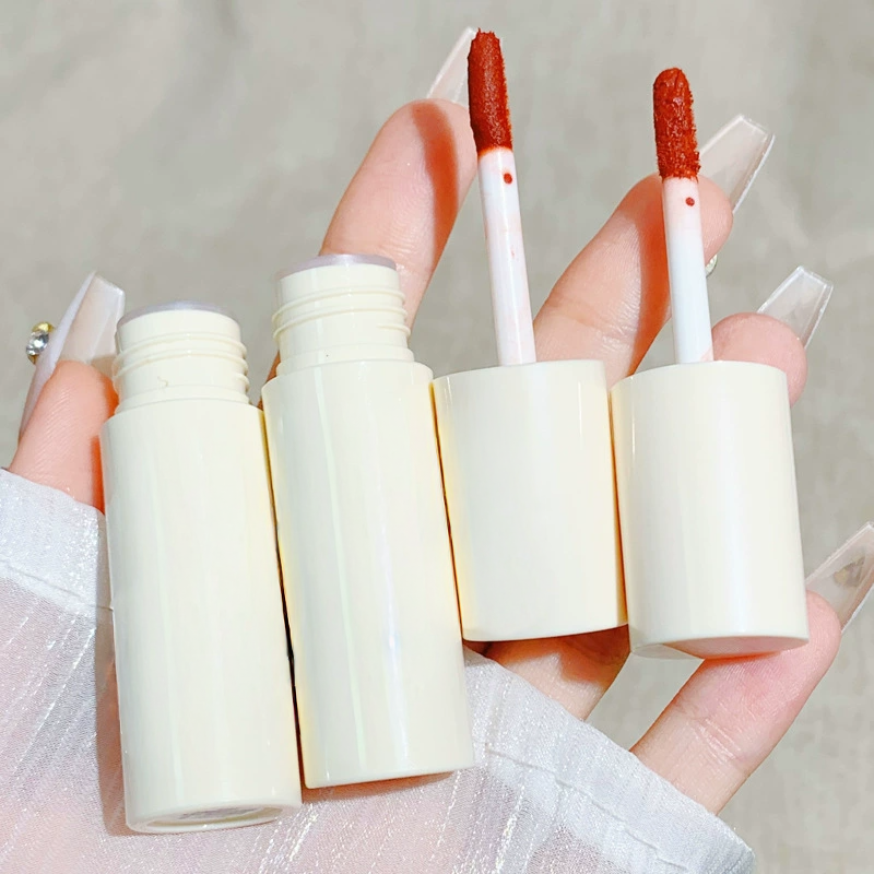 Boue à lèvres soyeuse – Texture mousseuse, fini mat et velouté, teinte claire, longue tenue, prix abordable