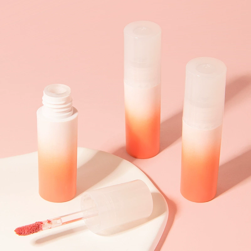 Nouvelle boue à lèvres été – Texture veloutée, fini mat doux et sensuel, non asséchant, longue tenue, teinte claire