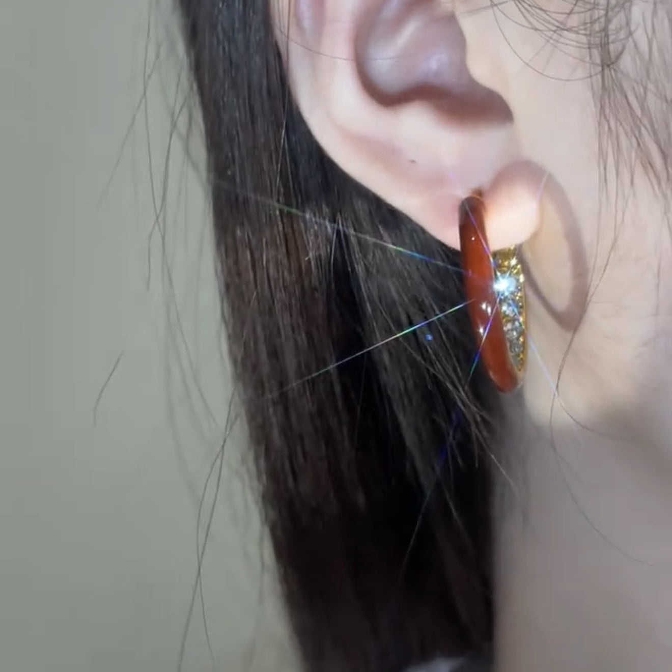 Boucles d’oreilles créoles dorées avec détails émaillés et strass