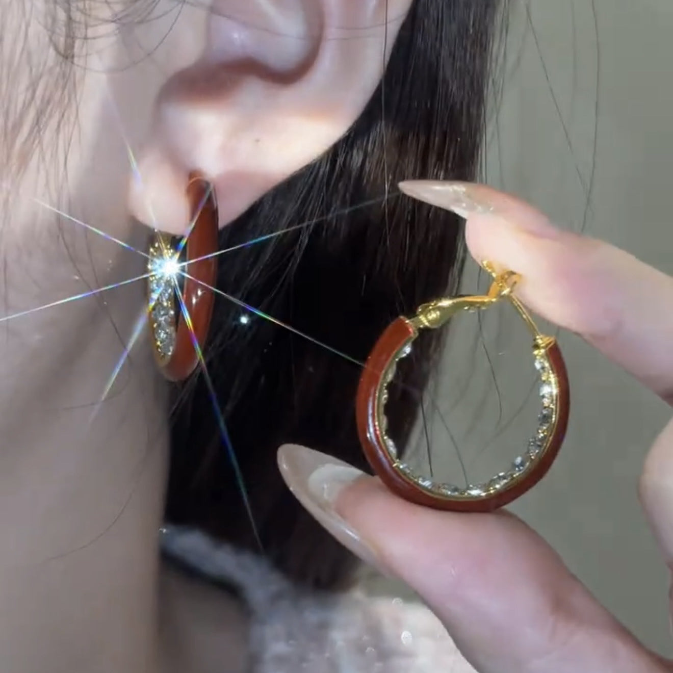 Boucles d’oreilles créoles dorées avec détails émaillés et strass